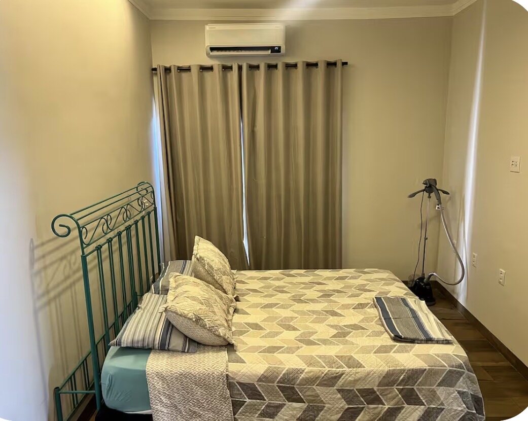 Quarto de casal com ar-condicionado