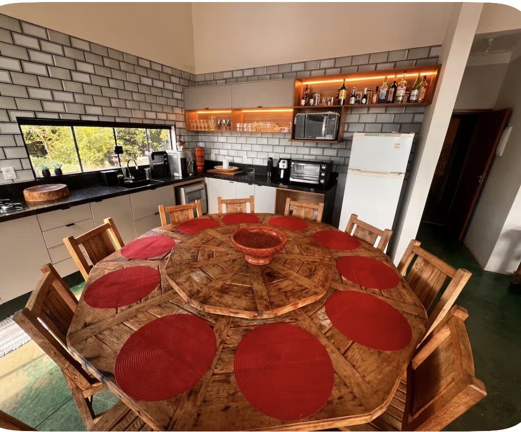 Cozinha equipada com mesa de refeições