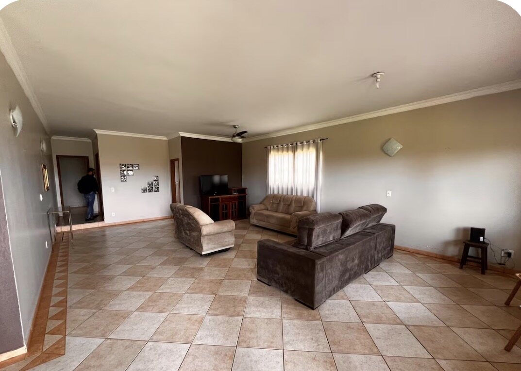 Sala de estar espaçosa e mobiliada